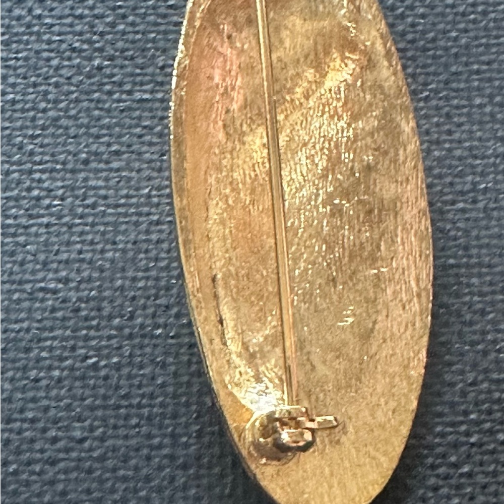 vintage gold-tone leaf brooch - Picture 3 of 3